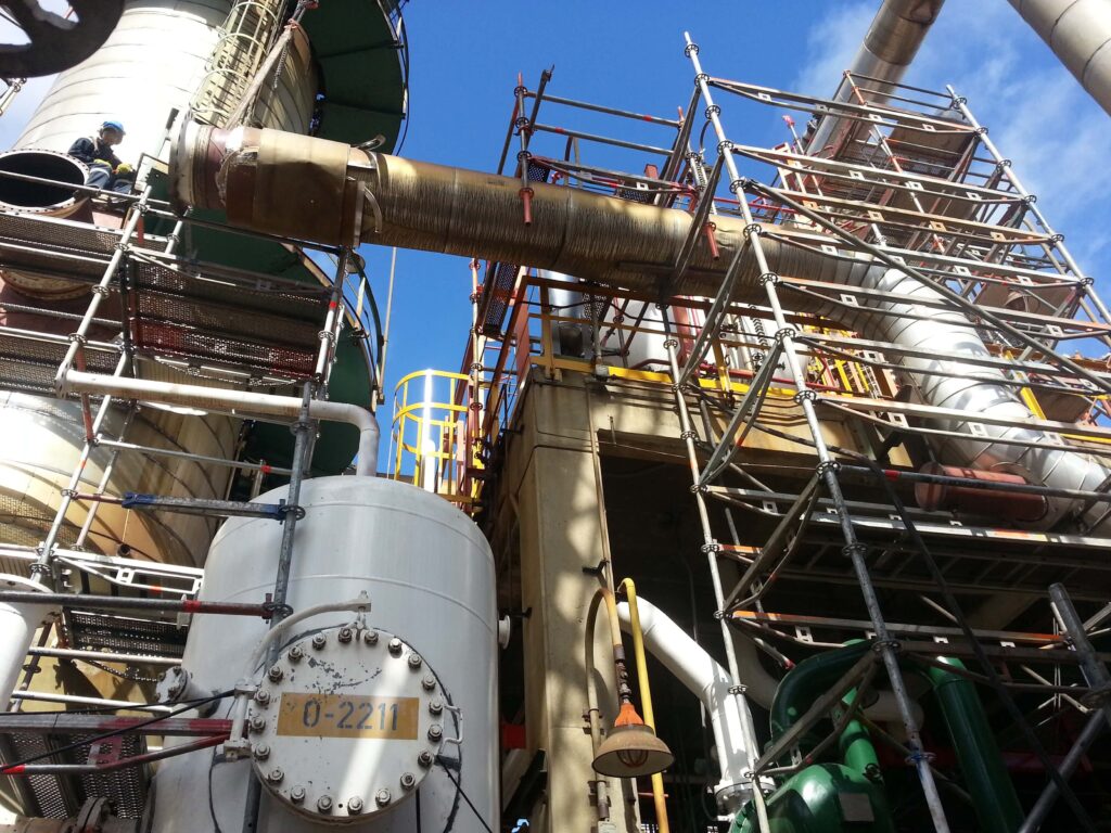 Estructura armada de andamios de Andamio S.A en planta